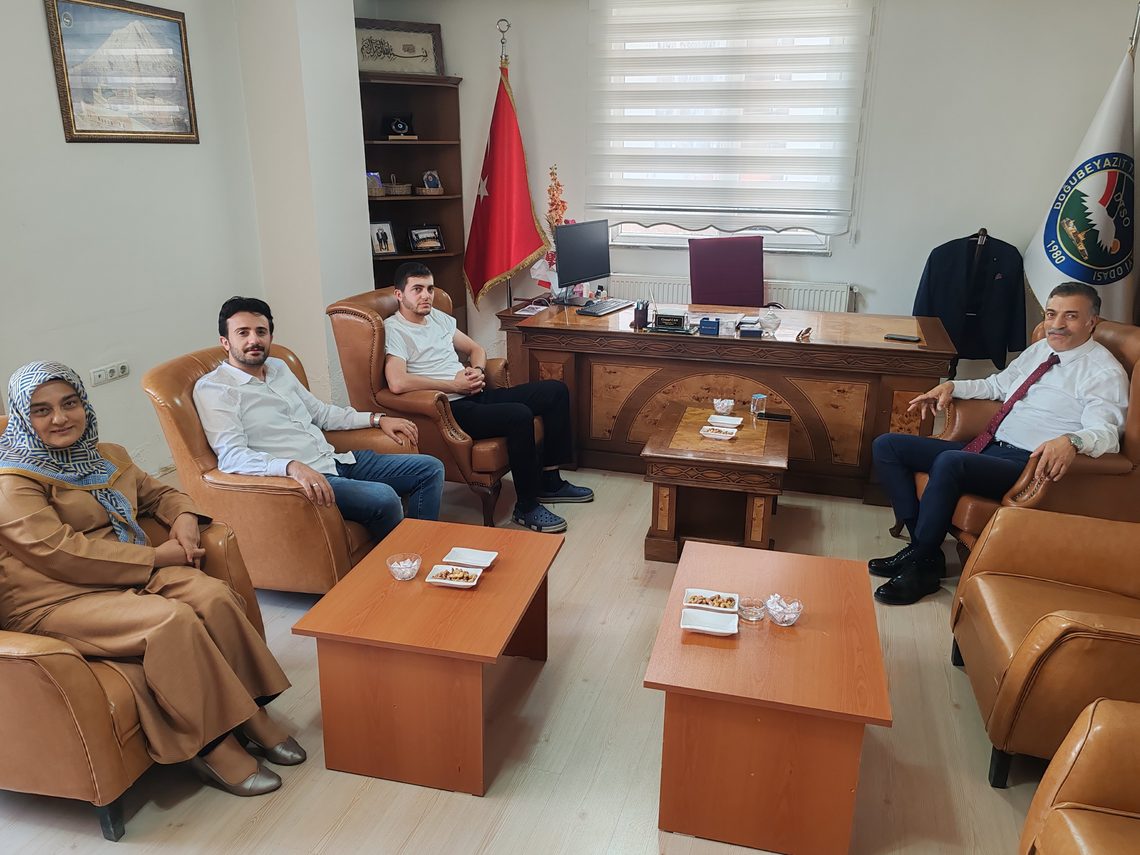 Yönetim Kurulu Başkanımız Cemal Can, genç üyelerimizden VA Gümrükleme Ltd. Şti. sahibi Volkan Avcı ile Kuba Kuyumculuk sahibi Sırat Kuba’yı odamızda ağırladı.
