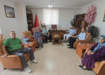 Doğubayazıt Esnaf ve Sanatkârlar Odası Başkanı Güney Erdoğan ile Başkan Yardımcısı Ali Gökboğ, Yönetim Kurulu Başkanımız Cemal Can’ı makamında ziyaret etti.